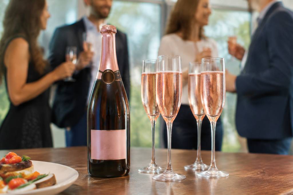 1 bouteille de champagne pour combien de personnes : guide des quantités à prévoir